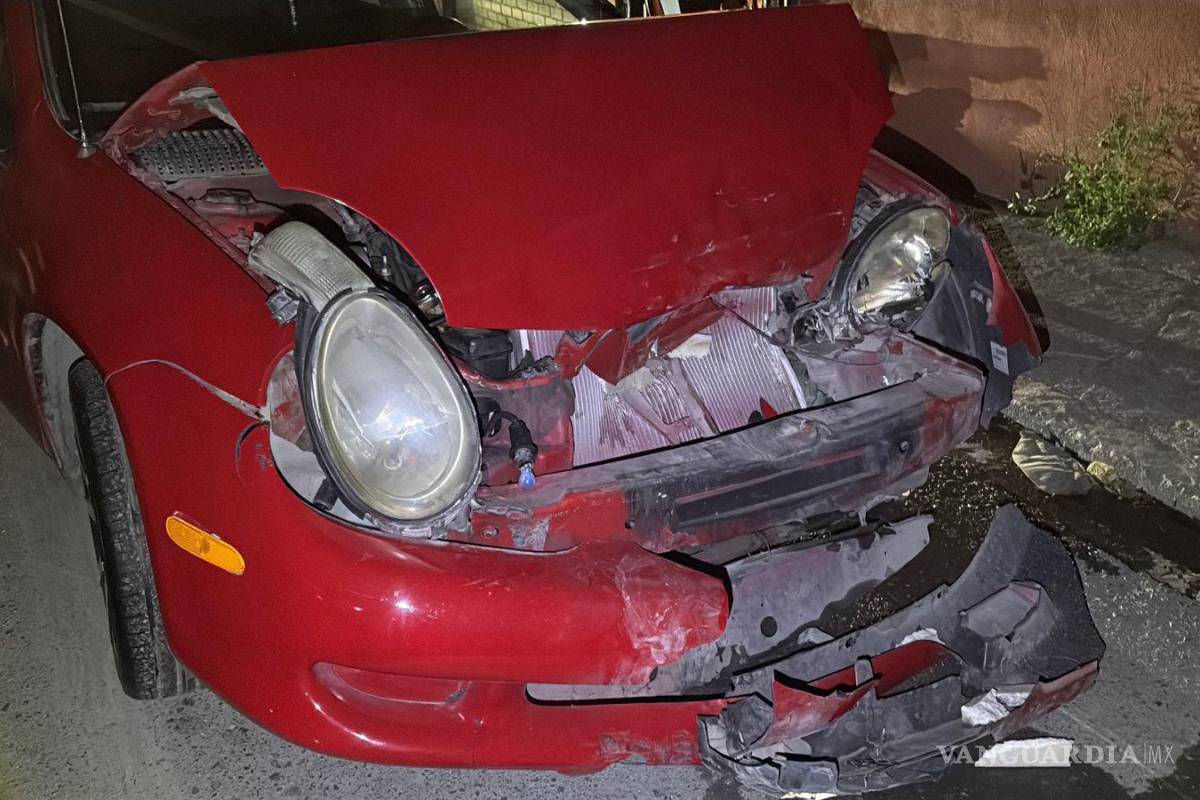 Choca contra auto estacionado en Saltillo; presuntamente le cerraron el paso