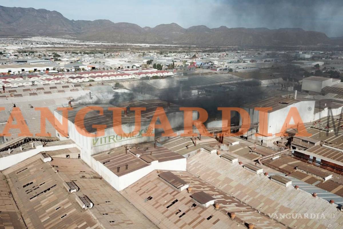 $!Se registra incendio en bodega de Vitromex, al norte de Saltillo (video)
