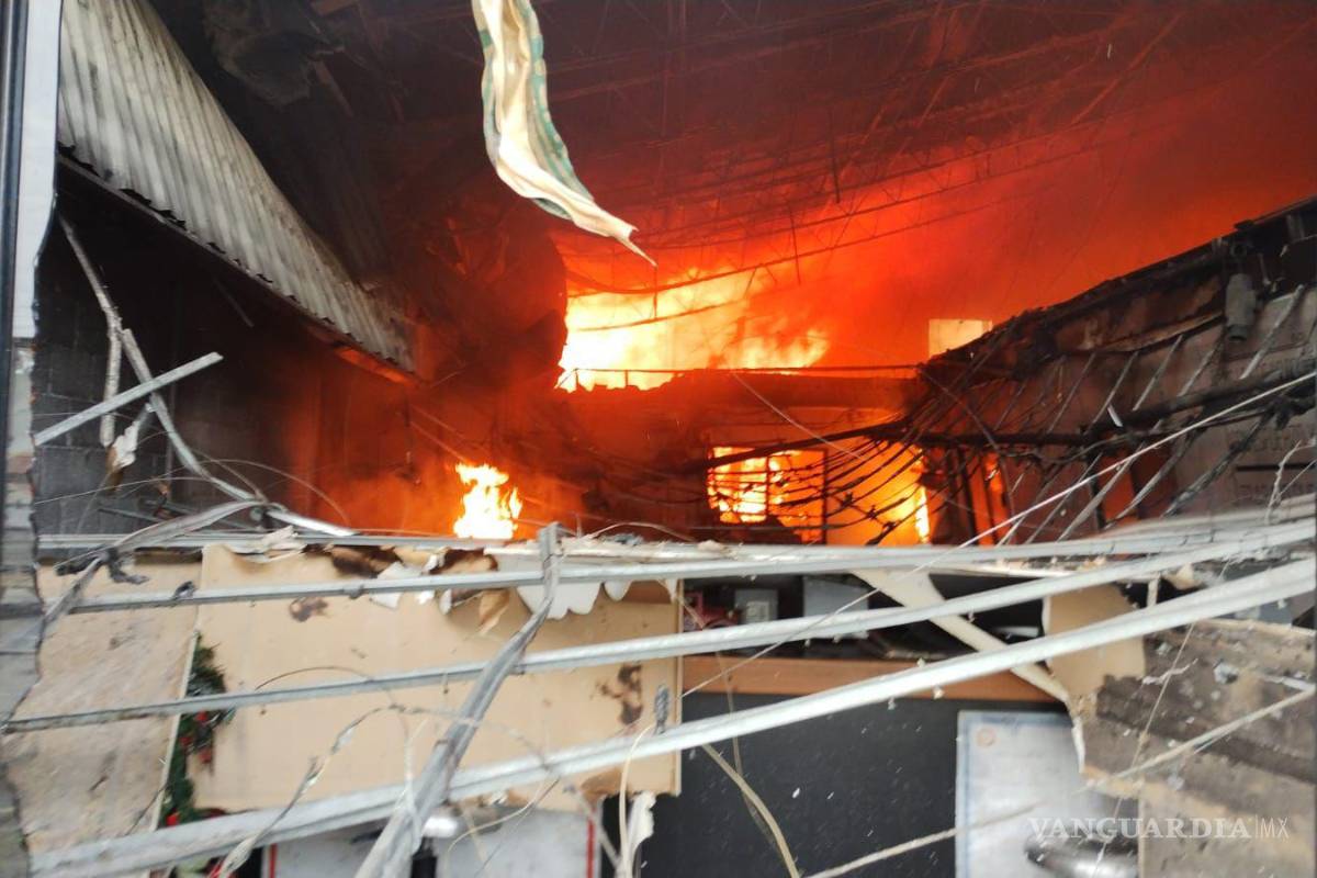 Incendio en bodegas deja evacuados y un hombre lesionado, en Nuevo León