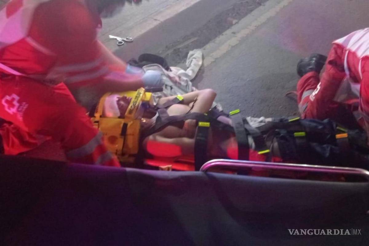 Trasladan a joven que se lanzó de puente en la colonia Anáhuac, en Saltillo