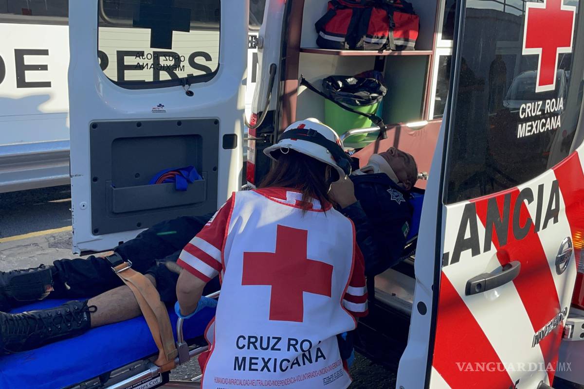 Saltillo: Choca automovilista a policía municipal en moto y resulta lesionado