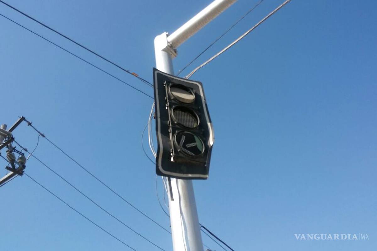 Hace tanto calor en Torreón que hasta los semáforos... ¡se derriten!