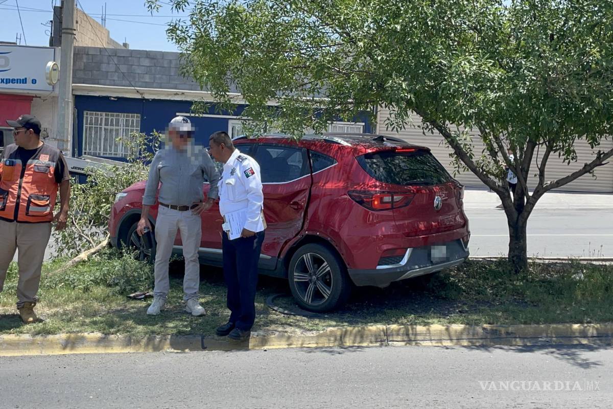 Saltillo: conductor sexagenario no respeta el alto y manda camioneta directo al camellón