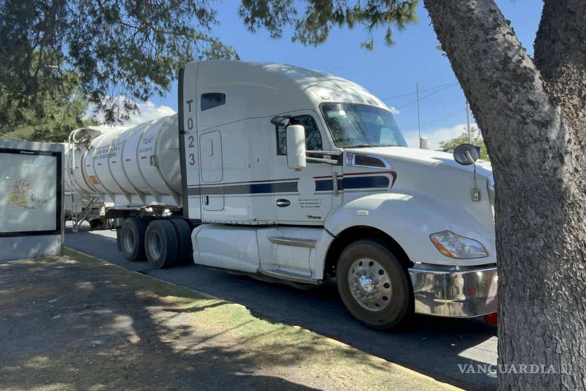 Aseguran tráiler con combustible ilegal, en Saltillo