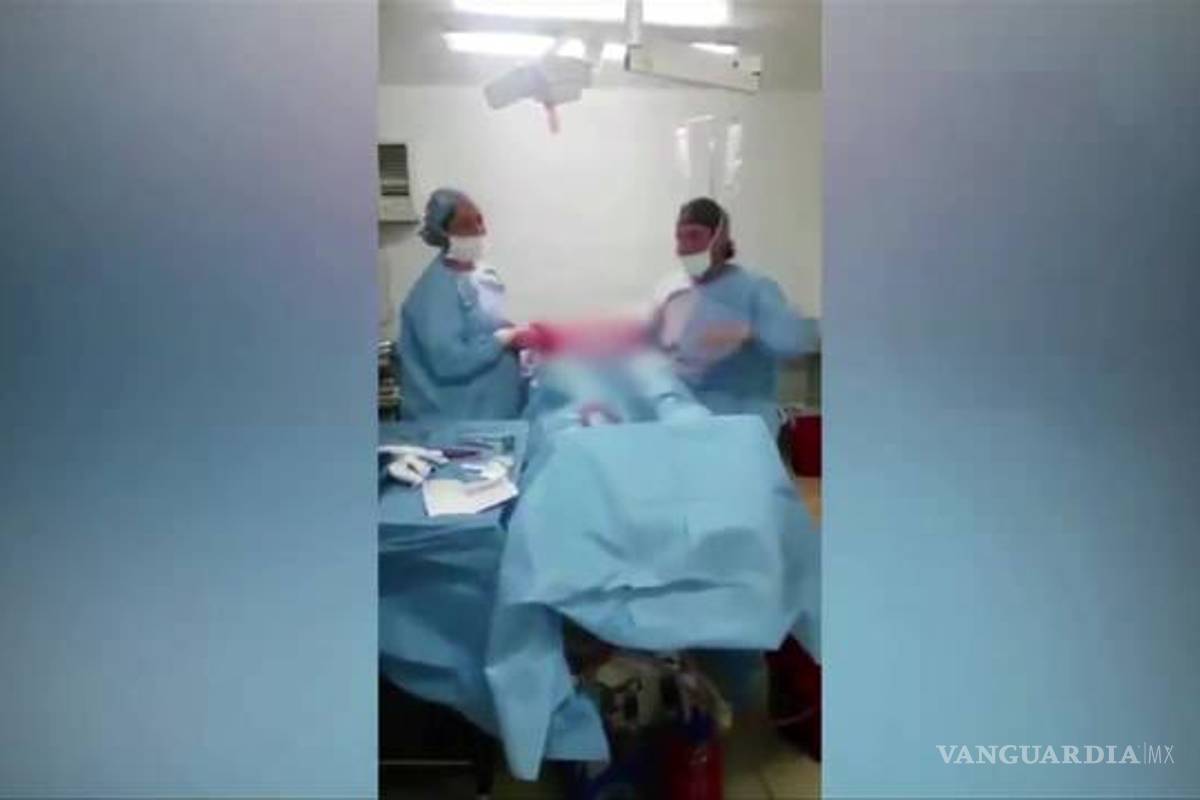 Polémica: Indigna baile de un doctor y su asistente en plena cirugía