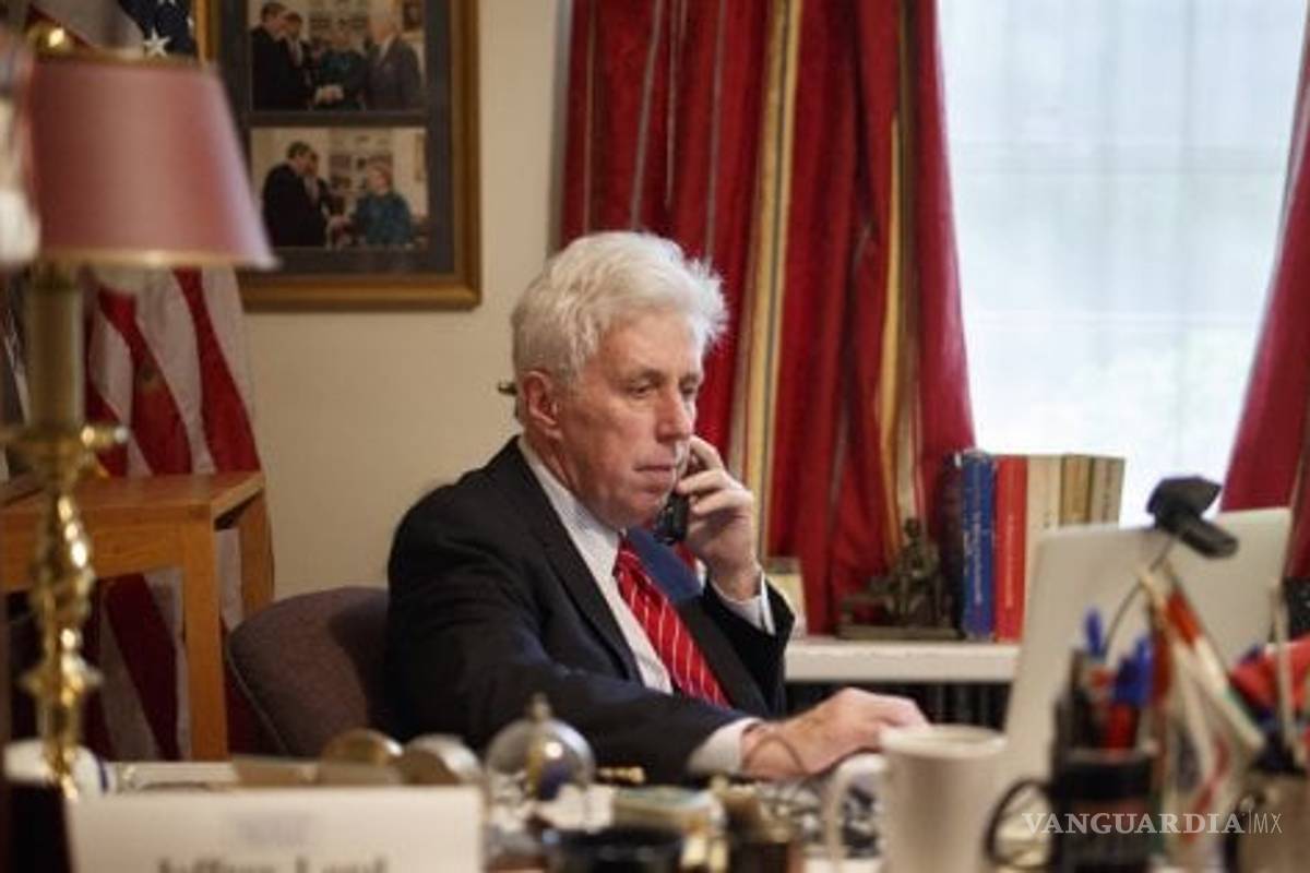 Despide CNN a comentarista por hacer saludo nazi