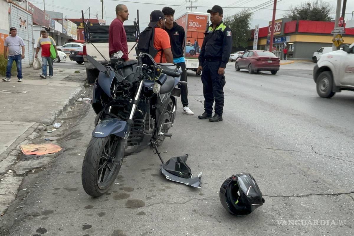 Por circular entre carriles, motociclista es impactado contra camioneta en Saltillo
