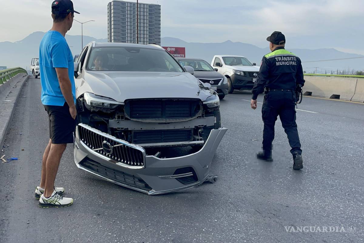 Choca contra dos vehículos al cambiar de carril en Saltillo