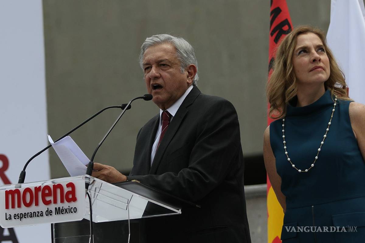 Todavía no toma posesión y ya está solo; critica esposa de AMLO portada de revista