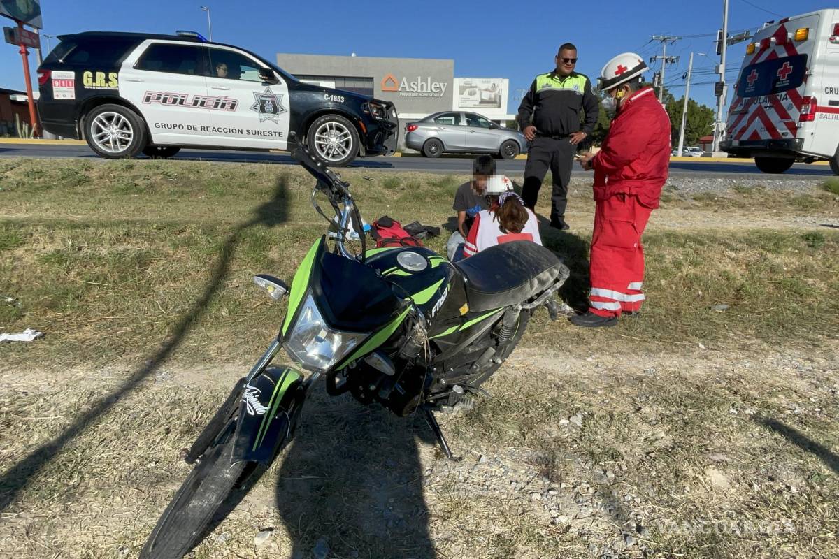 Impacta auto a menor motociclista y lo saca del camino en Saltillo