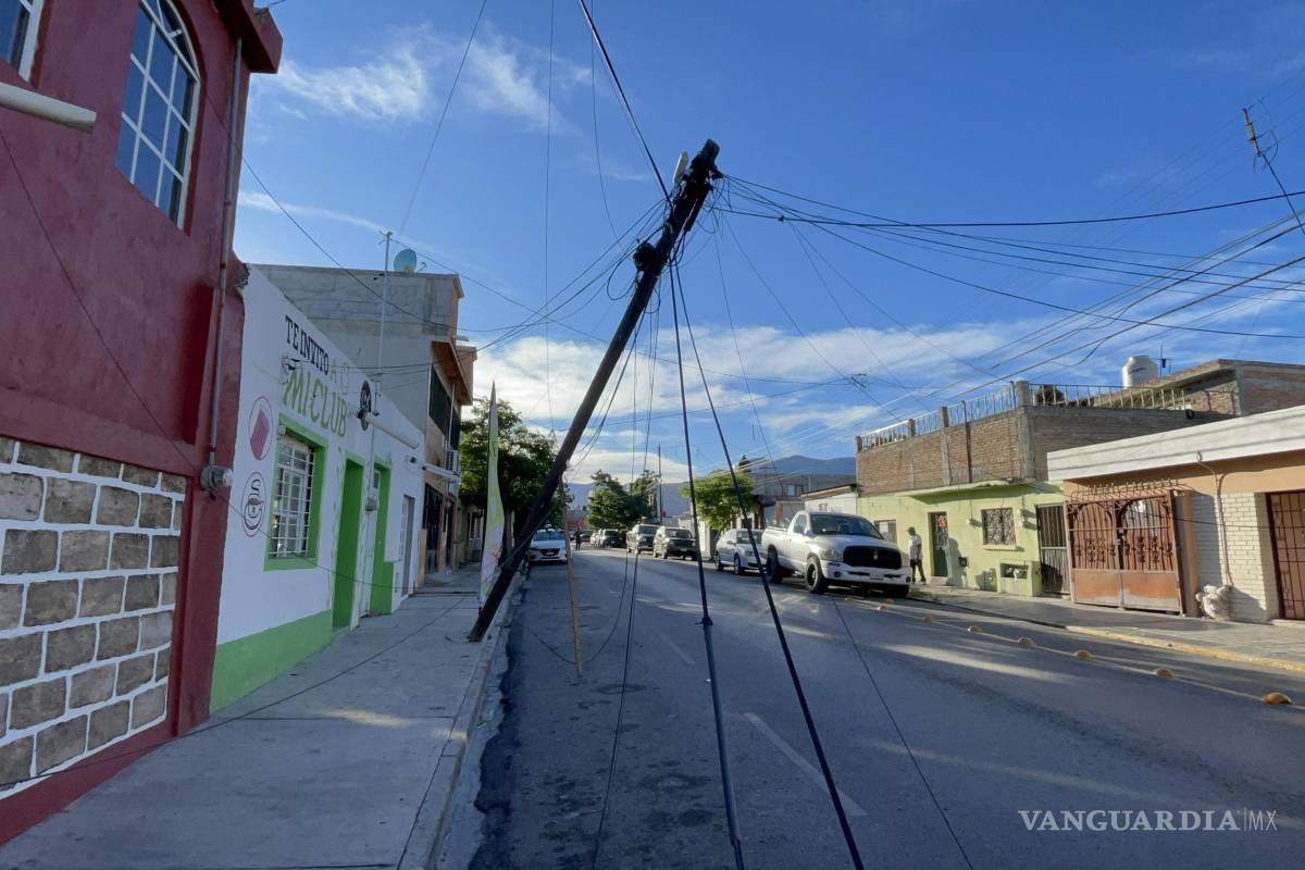 Tres postes caen por ráfagas de viento en la Zona Centro de Saltillo y obligan al cierre de calles