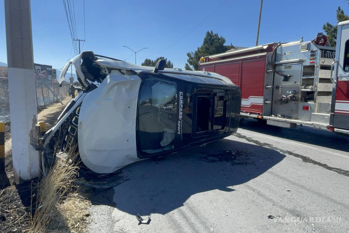 Le dan ‘cerrón’ y vuelca, además de provocar un incendio, al norte de Saltillo