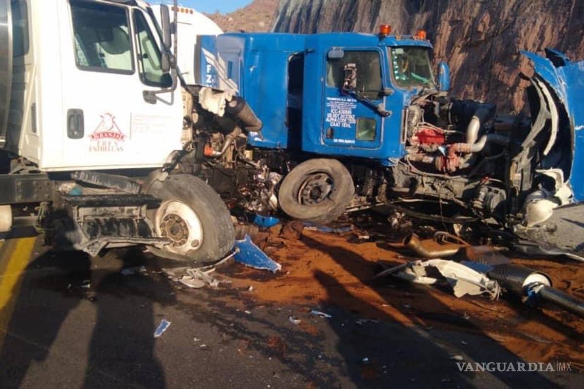 Chocan tráileres en el libramiento norponiente