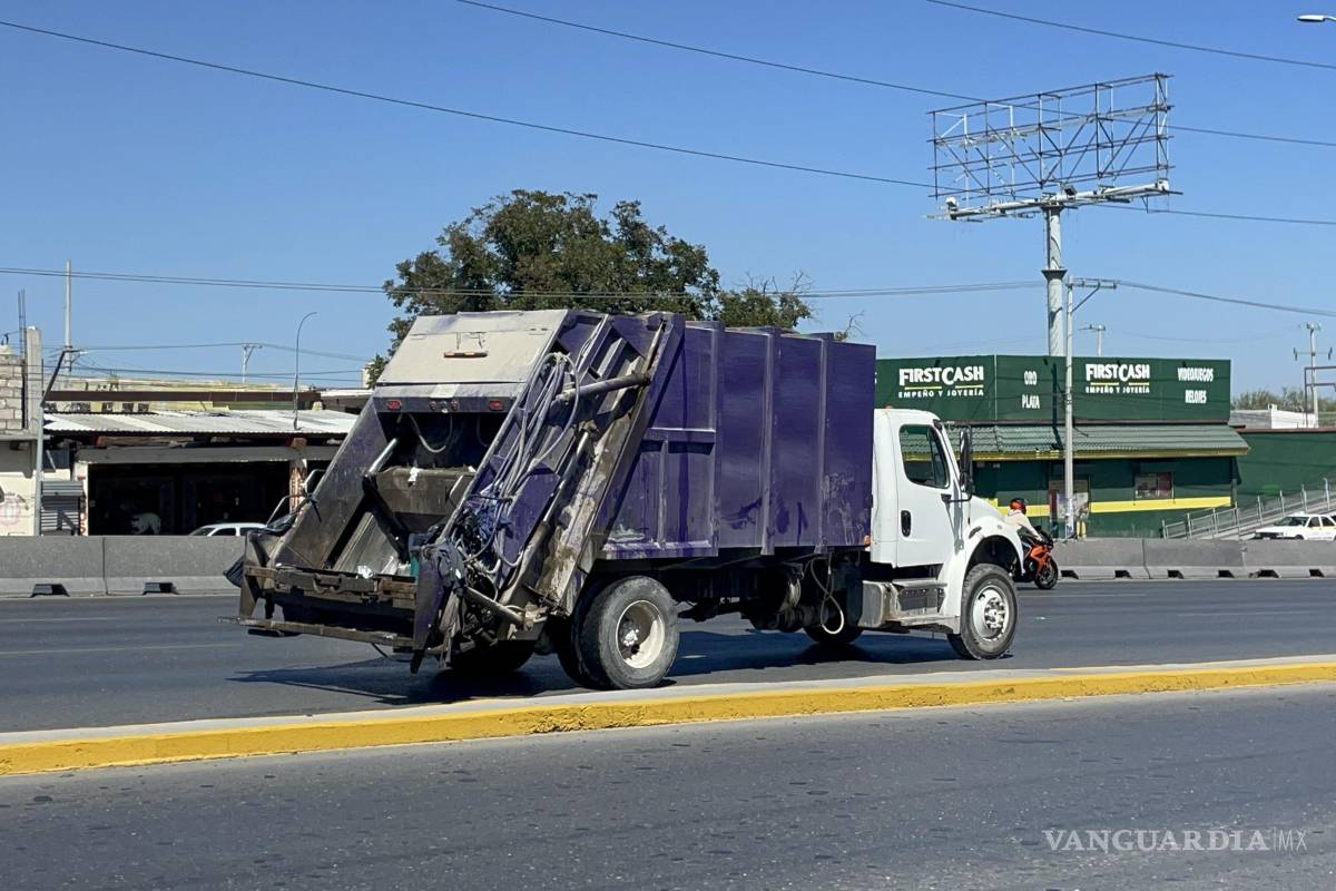 Se prende basura en camión recolector sobre el periférico LEA de Saltillo