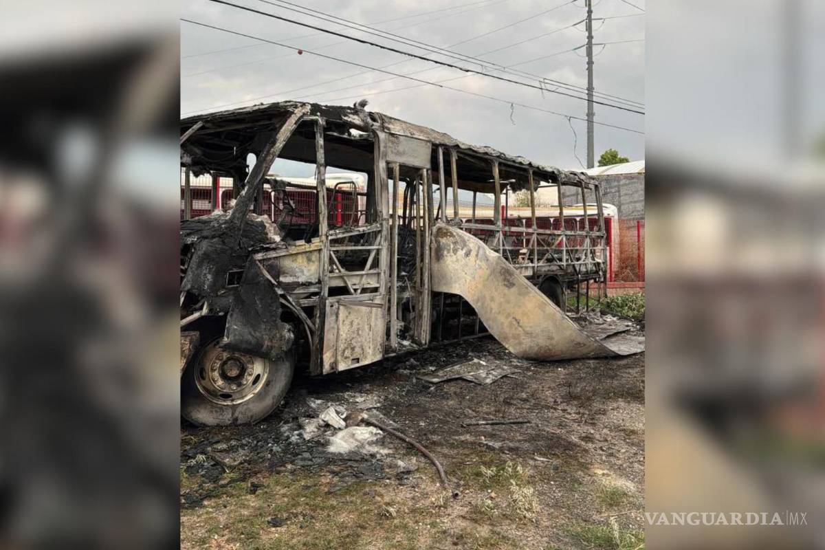 Falla mecánica desata incendio y consume transporte de personal en Saltillo