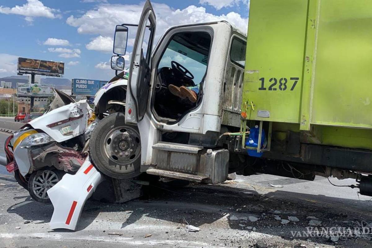 Taxista pierde una pierna tras ser impactado por un camión de basura en LEA de Saltillo