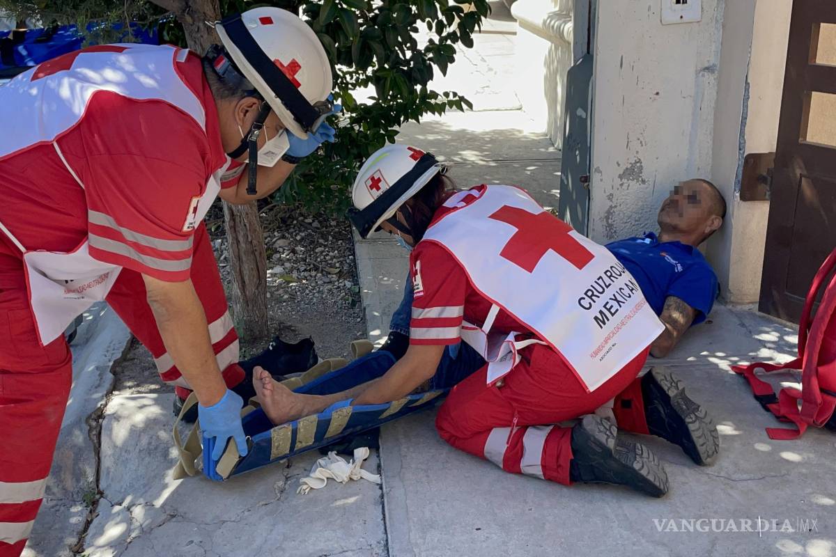 Reportan a hombre herido que gritaba a vecinos en Saltillo; Cruz Roja lo auxilia