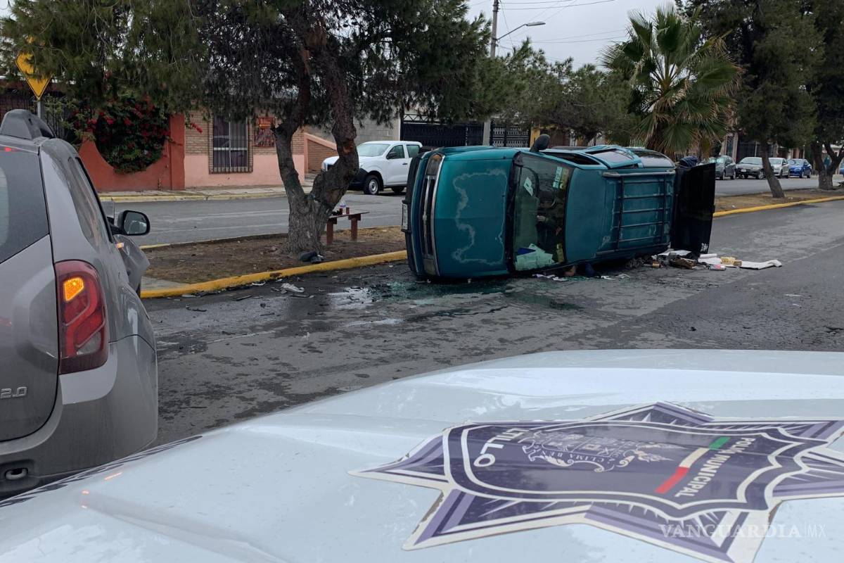 Impacta contra otro auto y provoca volcadura en la Virreyes