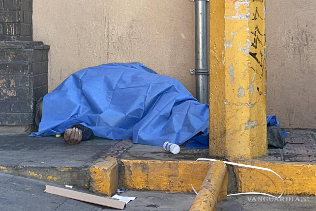 Hombre muere a las afueras de una farmacia en la Zona Centro de Saltillo