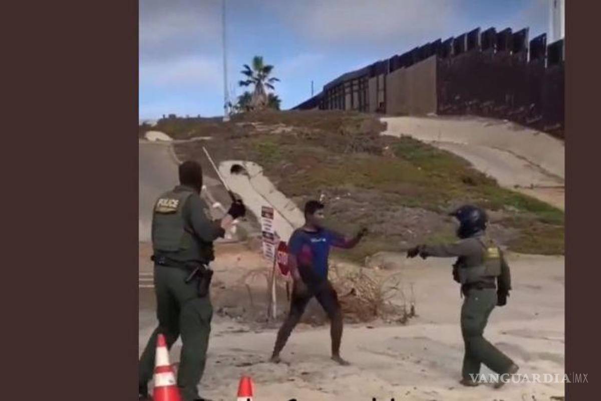 Agentes de la Patrulla Fronteriza y supuesto “coyote” pelean, mientras tanto desde el lado mexicano le echan porras