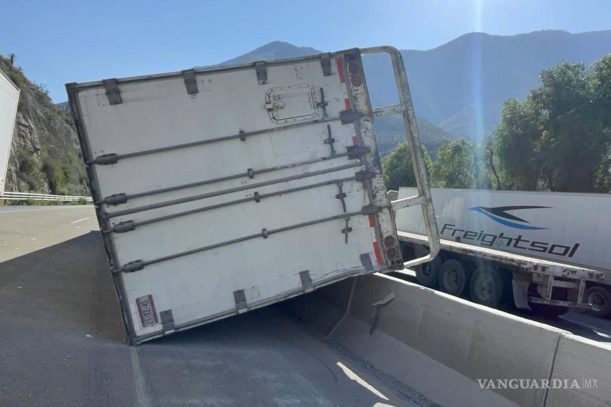 Vuelca sobre ballenas de contención en la carretera Matehuala- Saltillo