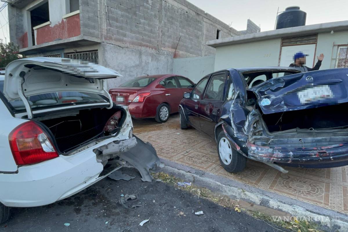 Saltillo: transporte de personal choca contra dos vehículos y continúa su trayecto hasta dejar a los trabajadores