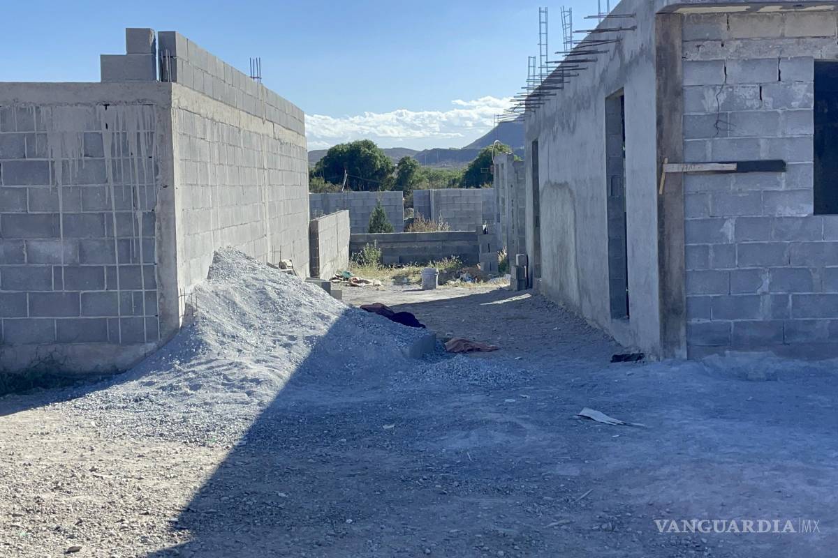 Encuentran a hombre grave entre unas tapias, en Saltillo