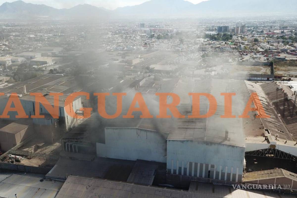 $!Se registra incendio en bodega de Vitromex, al norte de Saltillo (video)