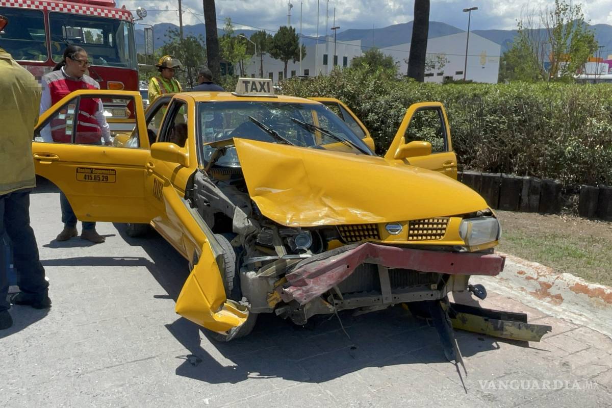 Saltillo: taxista da vuelta prohibida y choca contra colega; ambos llevaban pasaje
