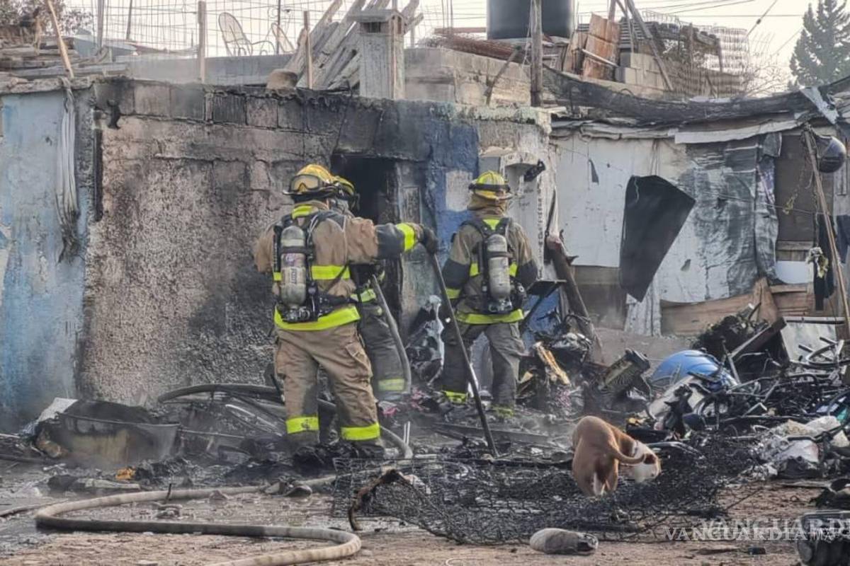 Entre vecinos limpian terreno donde se quemó vivienda de Saltillo, temen nuevos ataques