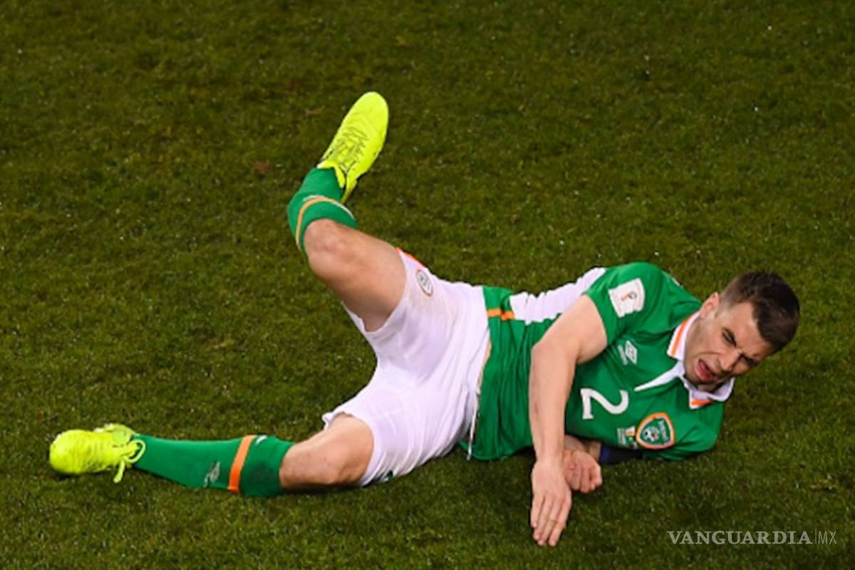 $!¡Brutal entrada!, Neil Taylor le rompe la pierda a Seamos Coleman