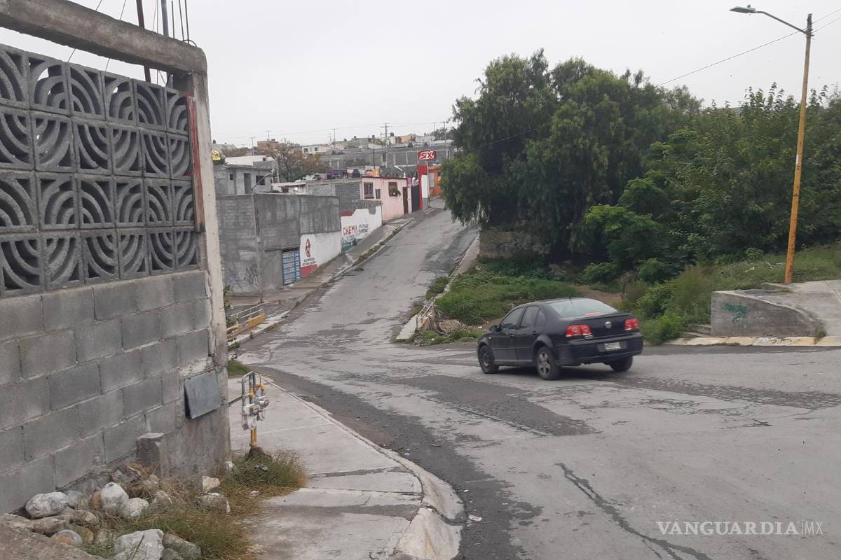 Apenas llueve y el camino se les inunda a vecinos del sur de Saltillo