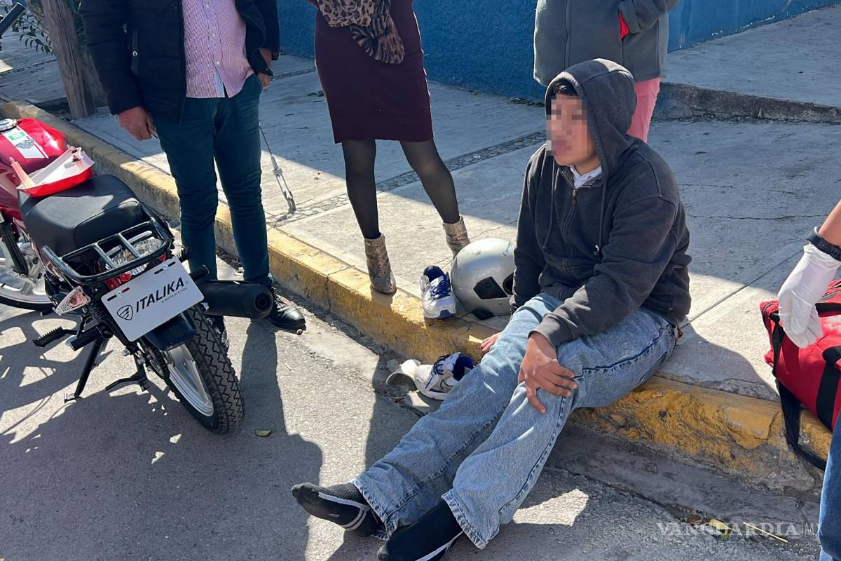 Le regalan moto y la estrena estrellándose con otro vehículo en Saltillo