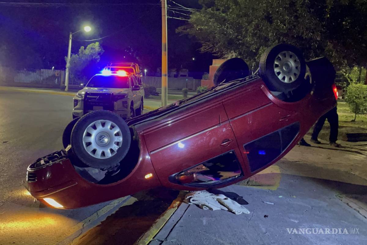 Saltillo: vuelcan auto y lo dejan abandonado en pleno Paseo de la Reforma