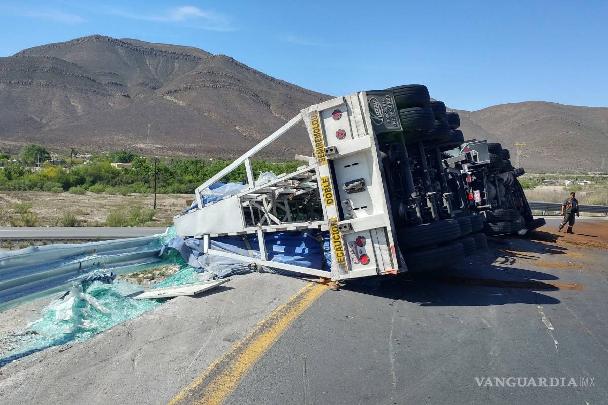 Exceso de velocidad provoca volcadura de tráiler en Libramiento Norponiente