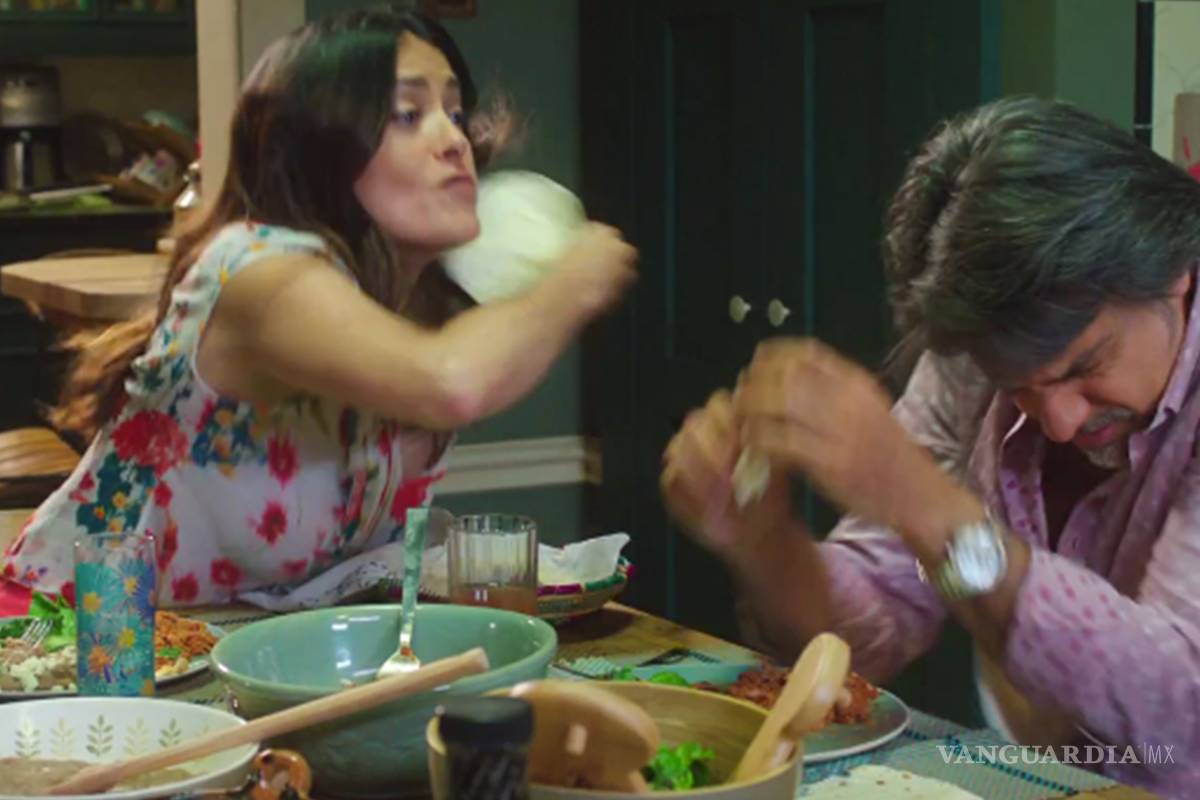 Salma Hayek canta junto a Eugenio Derbez