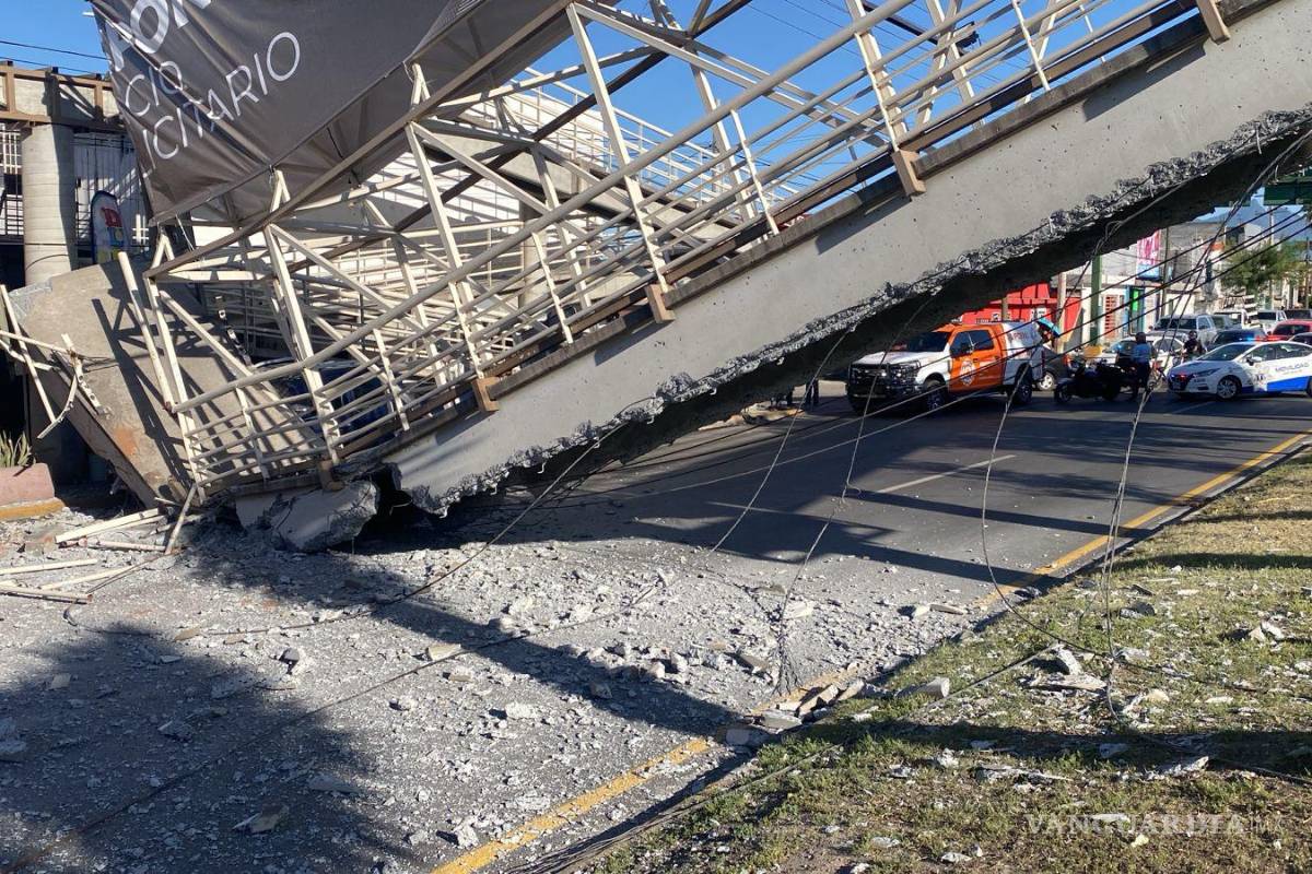 Grúa derriba puente peatonal en Nuevo León; hay tres lesionados