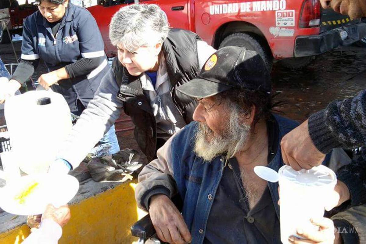 DIF reparte alimentos calientes y cobijas en Monclova