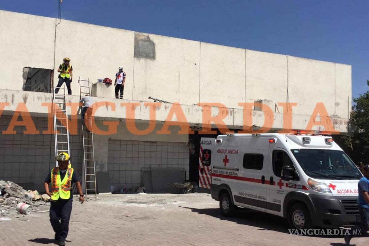 Bomberos rescatan a albañil caído de andamio en segundo piso en Saltillo