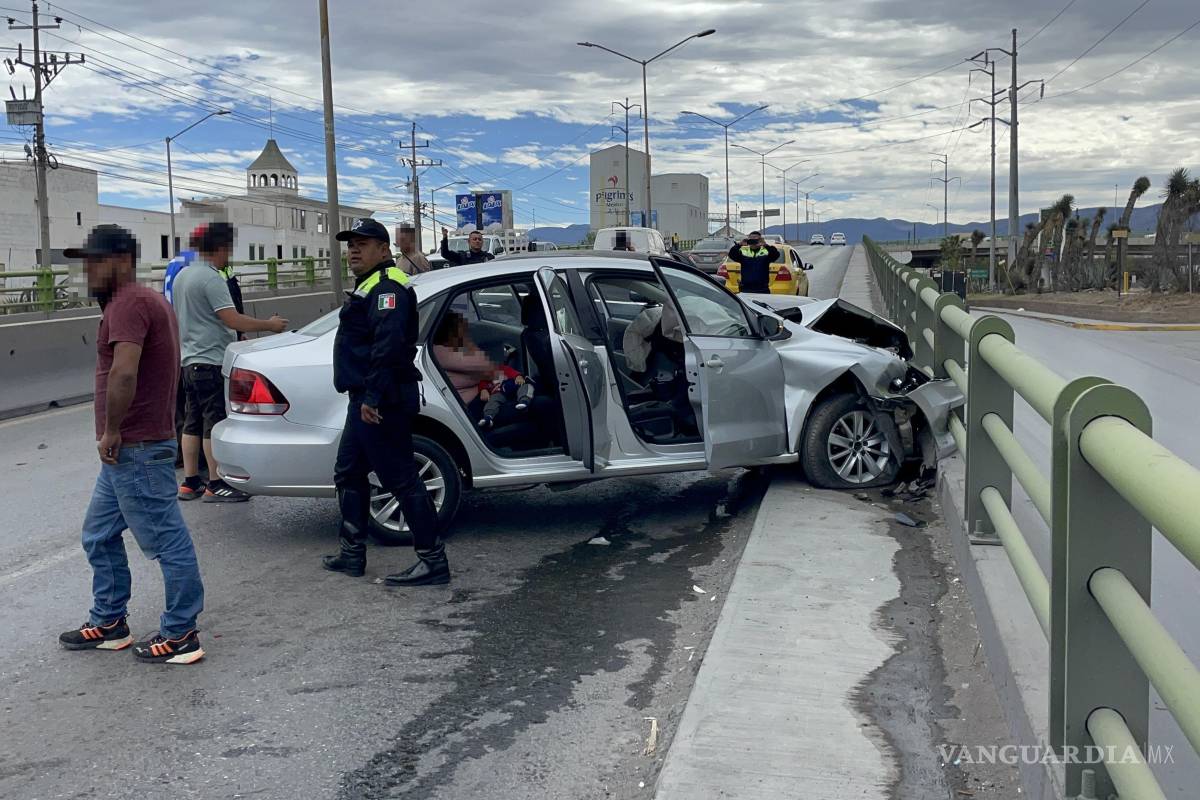A toda velocidad proyecta auto contra barra de contención, en Saltillo; madre e hijo quedan lesionados