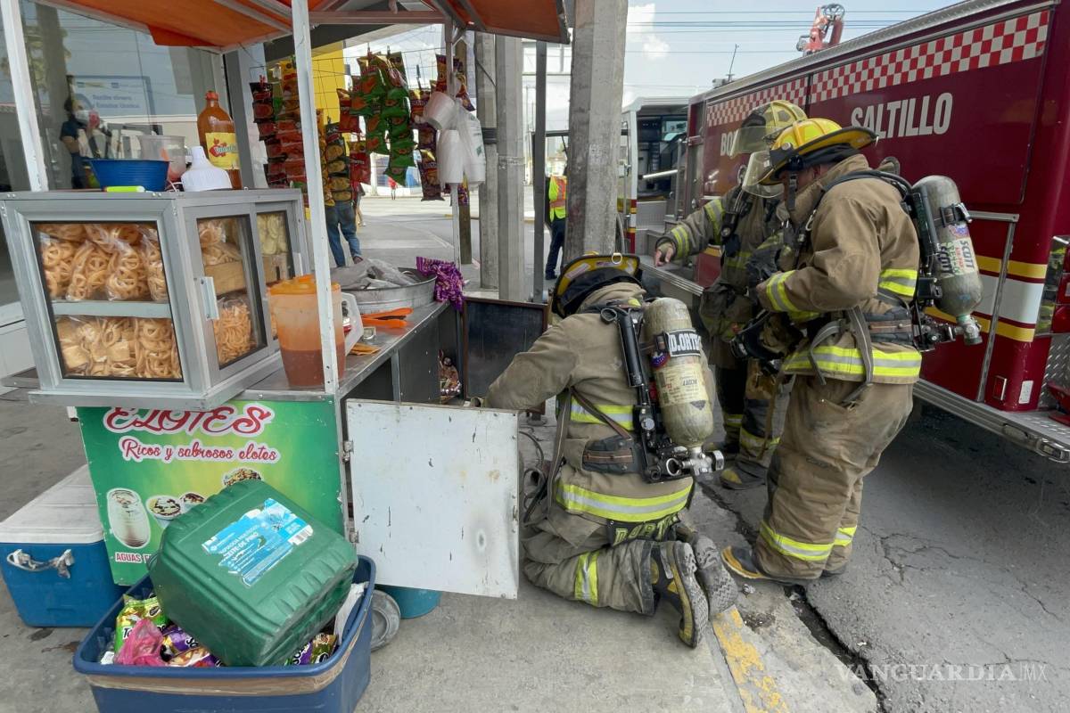 Vendedor ambulante sufre quemaduras tras flamazo en su carrito de elotes en Saltillo