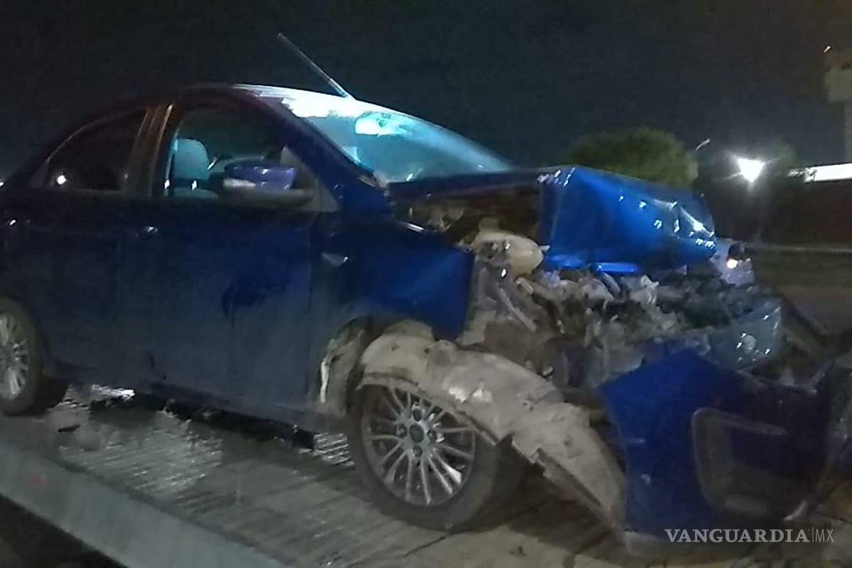 Dos choques en un puente, uno termina volcado en Saltillo