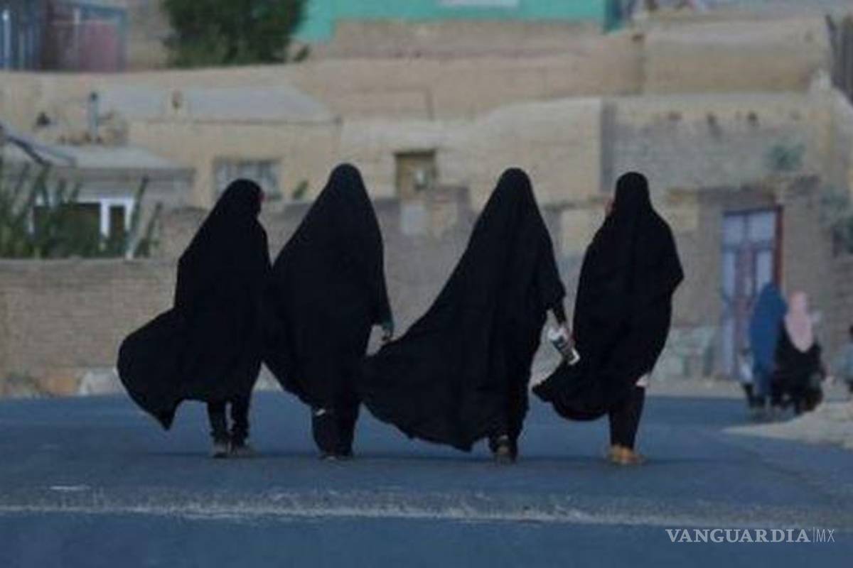 Prohíben a mujeres afganas ir a gimnasios y baños públicos