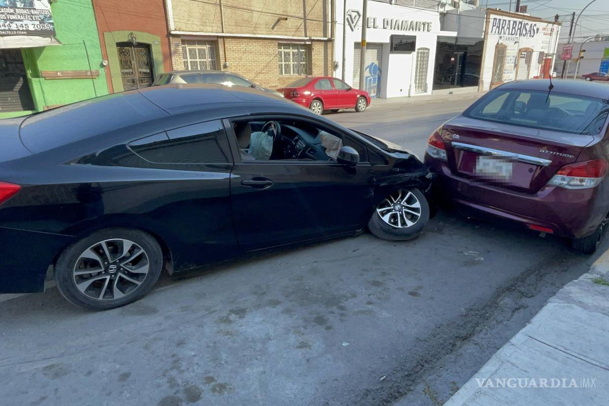 Choca joven contra dos vehículos al evitar atropellar a un perro en el centro de Saltillo