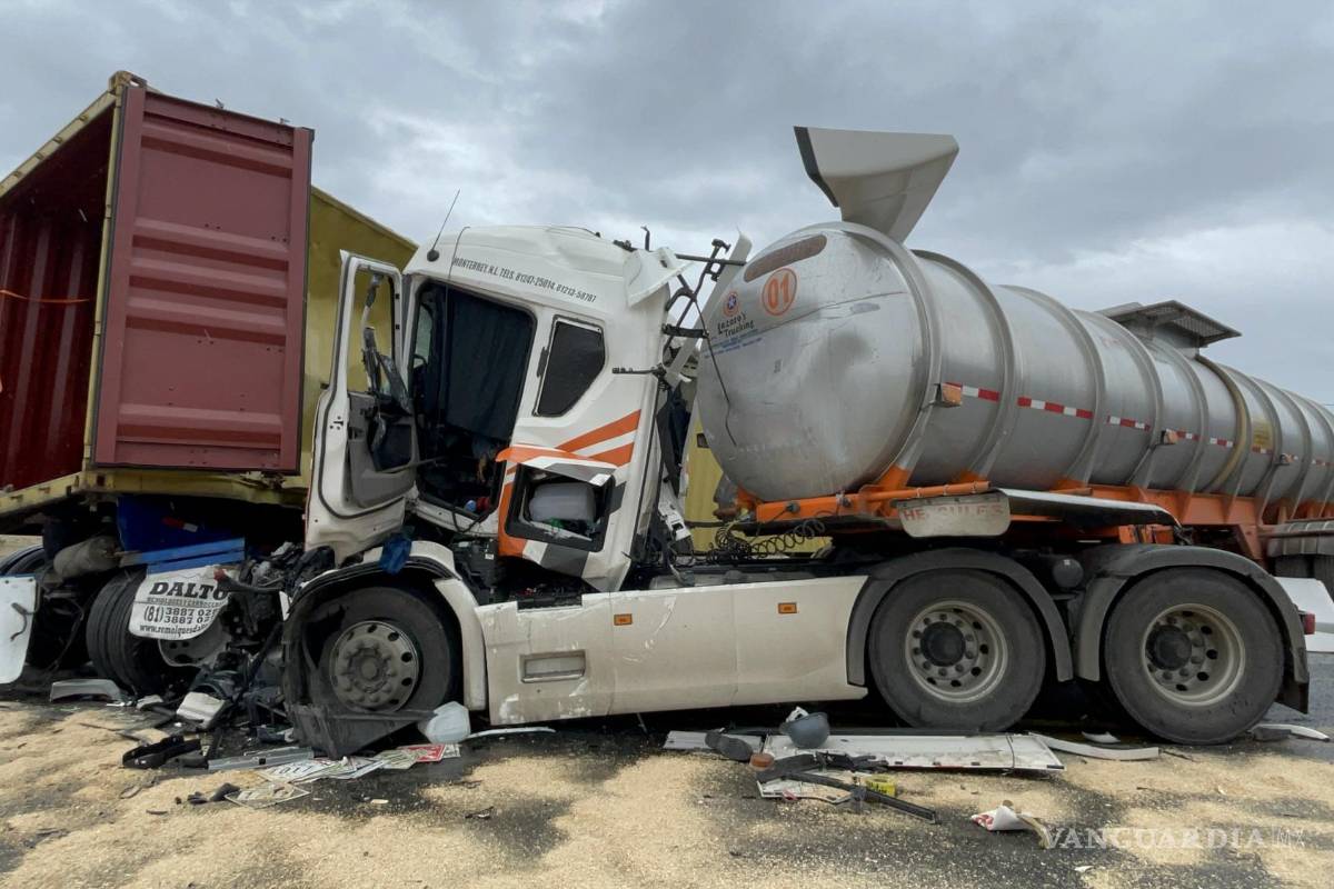 Fallece operador de pipa en la carretera a Zacatecas, tras encontronazo con tráiler