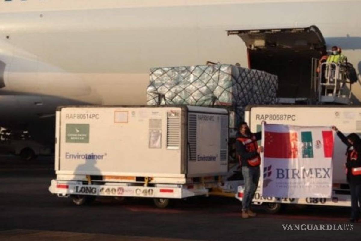 Llega nuevo lote con millones de vacunas anticovid de Sinovac a México