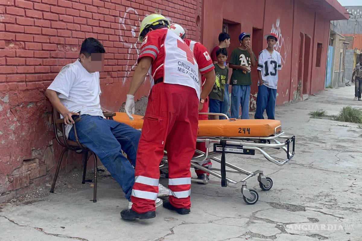 Motociclista pasa por un charco y sufre accidente al sur de Saltillo; amigos se llevan la moto para que no la confisquen