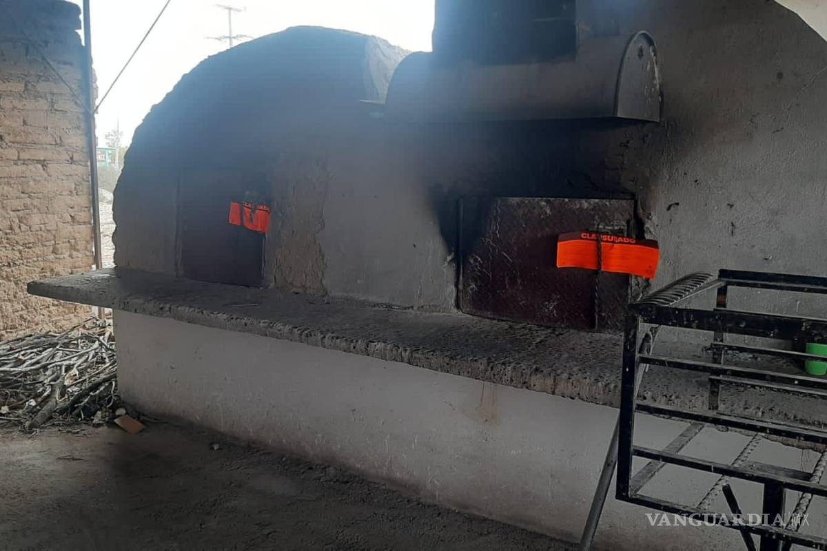 Cierran negocio en Torreón; restaurante de gorditas se ‘colgaba’ de semáforo