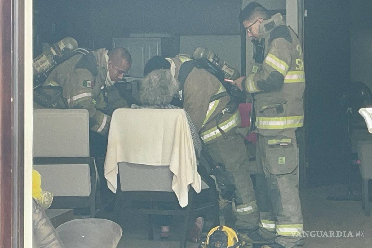 Corto circuito provoca incendio menor en domicilio de Saltillo; octagenaria se altera por el susto