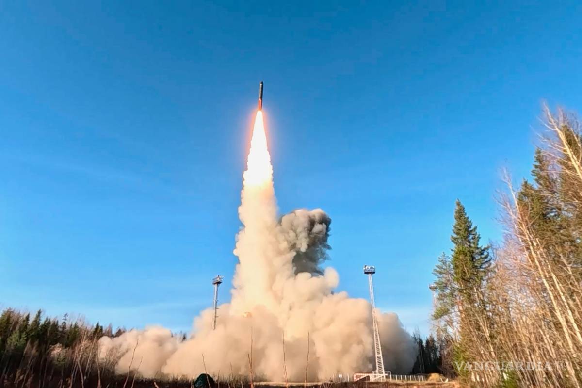 $!El lanzamiento de prueba de un misil balístico intercontinental Yars desde la plataforma de lanzamiento de Plesetsk, en el noroeste de Rusia.